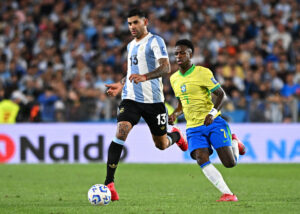 Cristian Romero på bolden under Argentinas kamp mod Brasilien