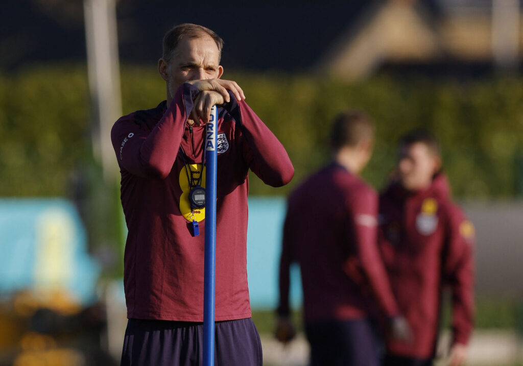 Thomas Tuchel står og spejder ud over Englands træning.