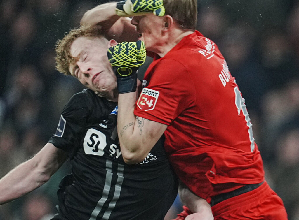 Sønderjyskes Nicolai Flø rammer sin medspiller Tobias Klysner under superligakampen mellem FC København og Sønderjyske i Parken søndag den 9. marts 2025