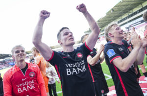 Stefan Gartenmann med armene i vejret efter en sejr for FC Midtjylland.