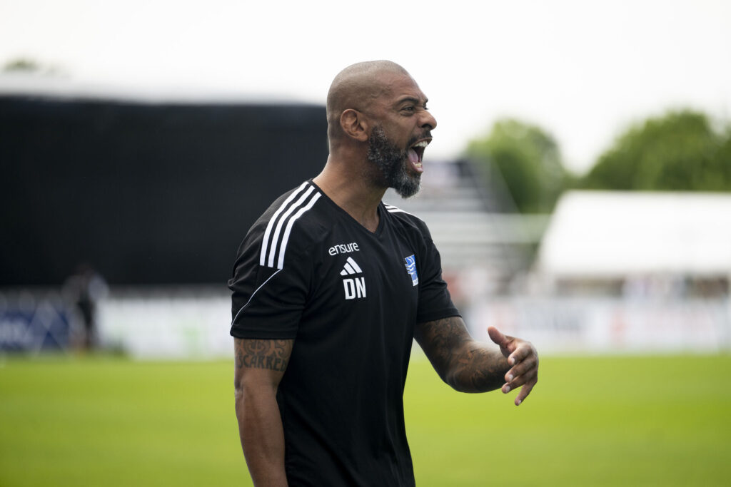 David Nielsen under en Lyngby Boldklub-kamp på sidelinjen.