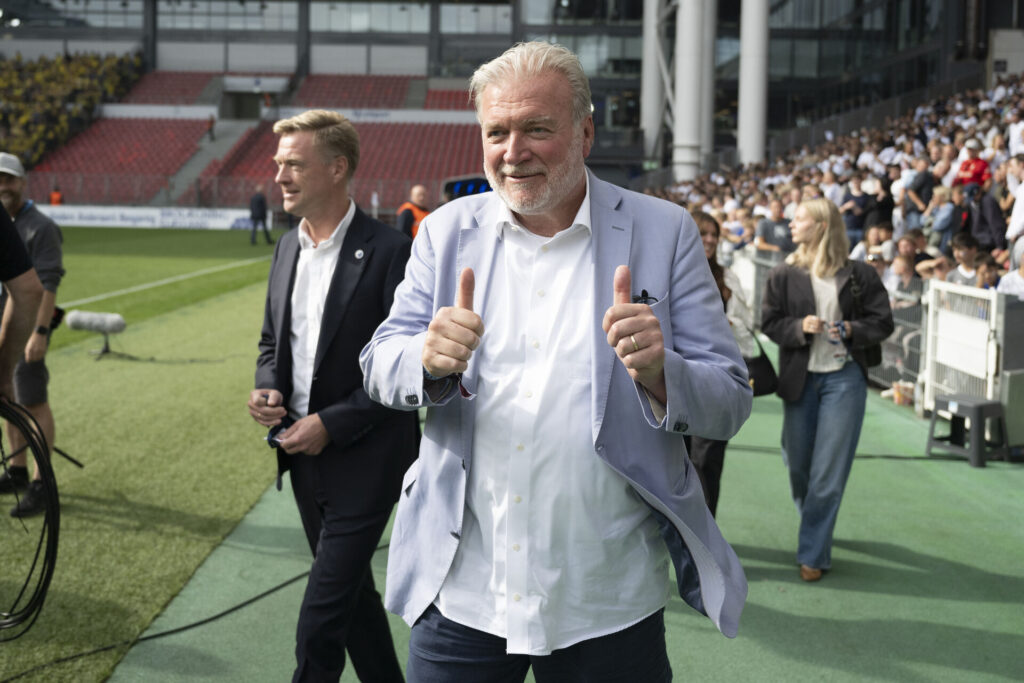 Storinvestor Lars Seier til fodbold i Parken