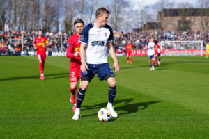Frederik Tingager i duel med Peter Ankersen.