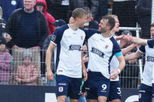 Patrick Mortensen og Frederik Tingager jubler over scoring mod FCN.