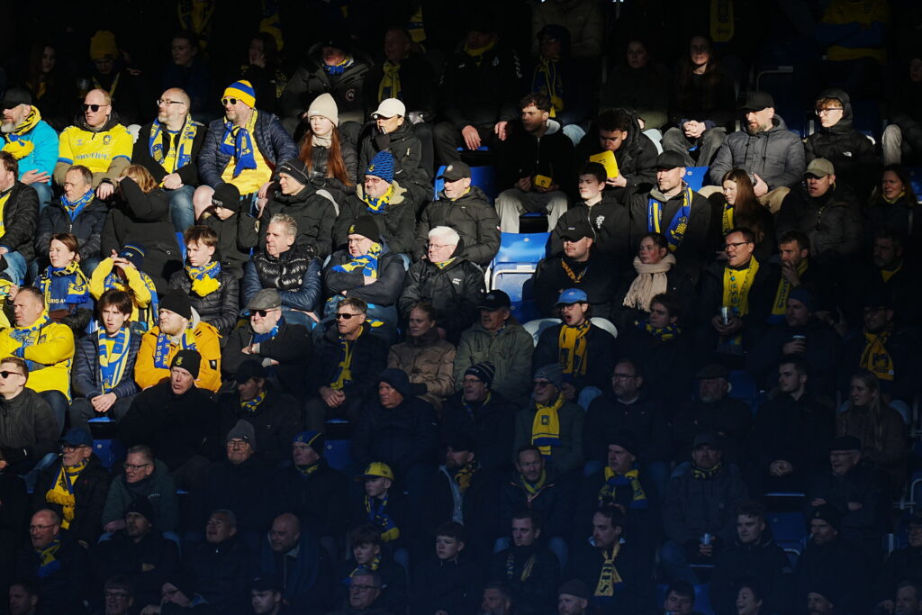 Brøndbyfans på tribunen under opgøret mellem Brøndby og SIlkeborg.