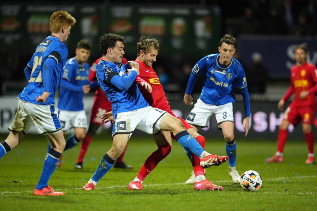 Kamp om bolden mellem Nordsjælland og Lyngby.