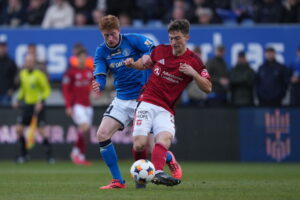 Lundrim Hetemi i duel med Lyngby-spiller.