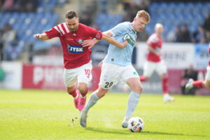 Younes Bakiz og Tobias Klysner i duel.