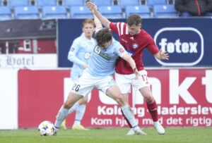 Sommer kæmper for bolden mod Silkeborg