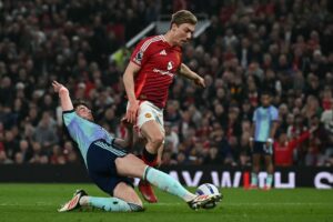 Manchester Uniteds Rasmus Højlund bliver tacklet af Arsenals Declan Rice.