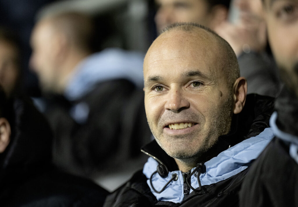 Den tidligere topspiller Andrés Iniesta har købt sig ind i FC Helsingør og overværer kampen i 2. division mellen FC Helsingør og Ishøj fredag den 15. november 2024