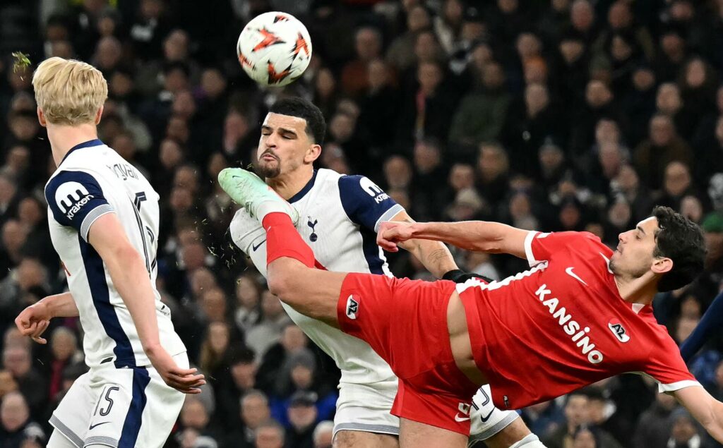 Tottenhams Dominic Solanke header til bolden, mens en AZ Alkmaar-spiller sparker ham.