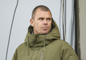 Esben Hansen kigger til venstre iført stor dunjakke