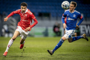 Hugo Ekitike løber efter bolden.