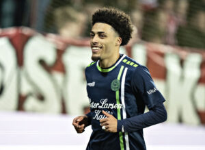 Serginho med et stort smil på læben.