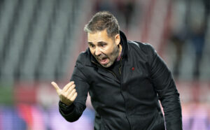 MArti Cifuentes på sidelinjen for AaB.