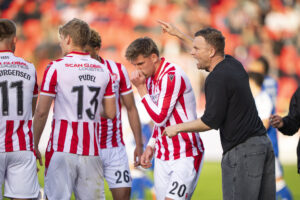 Kristoffer Wichmann guider sine spillere i AaB.