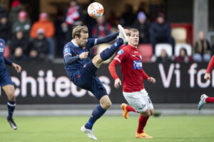 Sebastian Jørgensen jagten bolden.