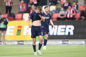 Mathias Jørgensen har trøjen for munden.