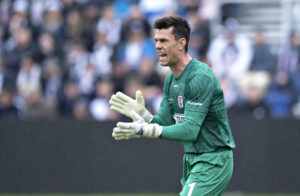 Jesper Hansen klapper i hænderne.