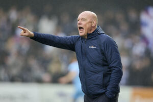 Uwe Rösler peger og råber.