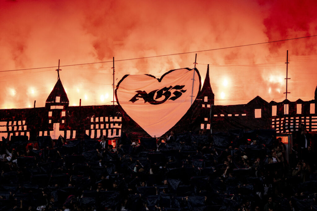 AGF's fans med pyro i Parken.