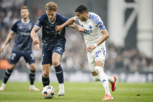 Elias Achouri i duel med Felix Beijmo.