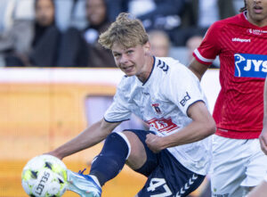 AGFs Frederik Emmery afslutter i kamp med Silkeborgs Frederik Thykjær Rieper og Robin Østrøm under superligakampen mellem AGF og Silkeborg IF på Ceres Park i Aarhus torsdag den 16. maj 2024