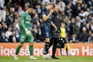 AGFs Frederik Tingager bliver skadet under 3F Superliga-kampen mellem FC København og AGF i Parken i København, mandag den 21. april 2025..