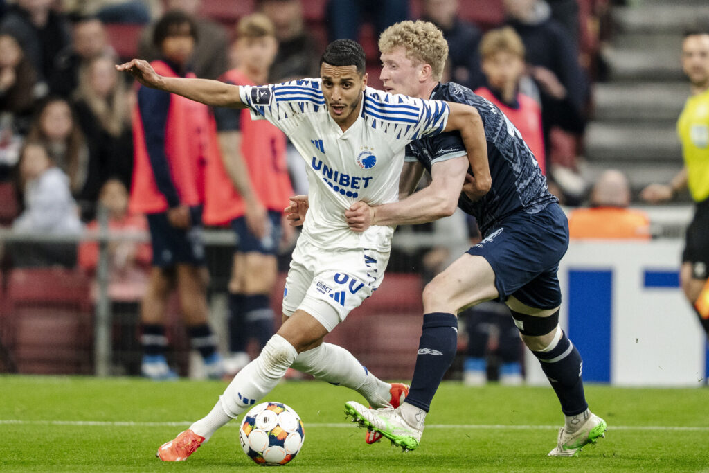 Elias Achouri i duel med Tobias Mølgaard.