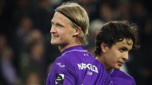 Kasper DOlberg med et skævt smil efter fire scoringer.