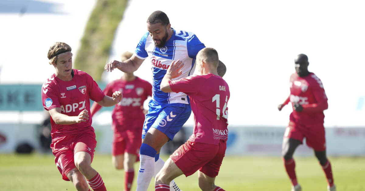 OB-bomber på vej tilbage fra japansk mareridt: Går bedre og bedre Anders Dahl og Daniel Kristjansson Fredericia mod Jay-Jay Grot fra OB da FC Fredericia møder OB i NordicBet Ligaen i Fredericia lørdag den 5. april 2025.. (Foto: Claus Fisker/Ritzau Scanpix)