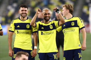 Hany Mukhtar fejrer en sejr med sine Nashville SC-holdkammerater.