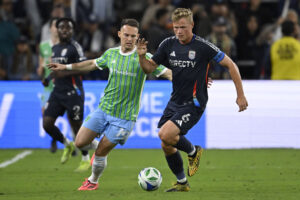 Jeppe Tverskov med bolden for San Diego FC.