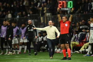 Jesper Sørensen reagerer med en udstrakt arm.