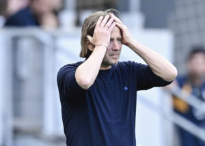 Bo Henriksen holder sig til hovedet