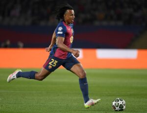 Jules Kounde med bolden mod Borussia Dortmund.