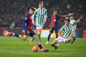 Fermin Lopez sparker mod mål under kampen mellem Barcelona og Real Betis.