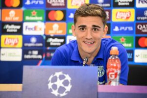 Gavi smiler til pressemøde.