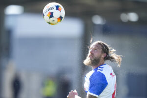 Bjørn Paulsen header til bolden.