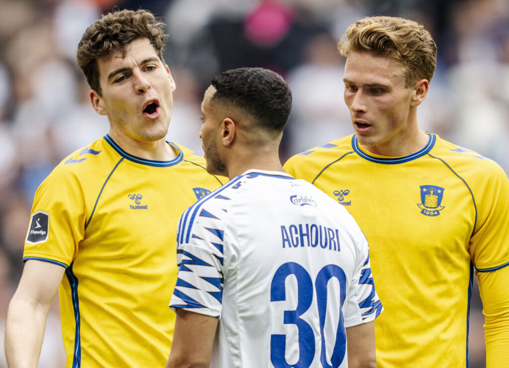 Brøndby IFs Jacob Rasmussen, Sebastian Sebulonsen og FC Københavns Elias Achouri under 3F Superliga-kampen mellem FC København og Brøndby IF i Parken i København, søndag den 13. april 2025.