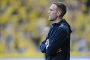 Brøndby-træneren kigger ud