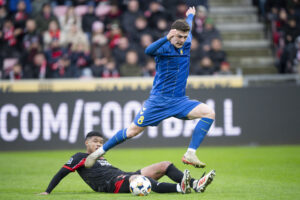 Benjamin Tahirovic bliver tacklet af Pedro Bravo.