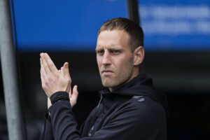 Birk klapper ud til spillerne