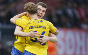 Jacob Rasmussen jubler med Mathias Kvistgaarden.