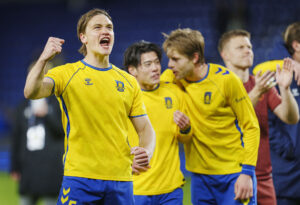 Brøndbys Rasmus Lauritsen, Yuito Suzuki og Nicolai Vallys jubler efter sejren over AGF.