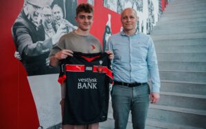 Albert Lodberg med en FCM-trøje i hånden.