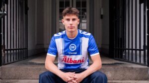 Magnus ”Krølle” Andersen poserer i OB-trøjen.