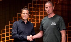 Mike Tullberg giver hånd til Lars Ricken