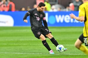 Lionel Messi sparker til bolden under en kamp for Inter Miami.